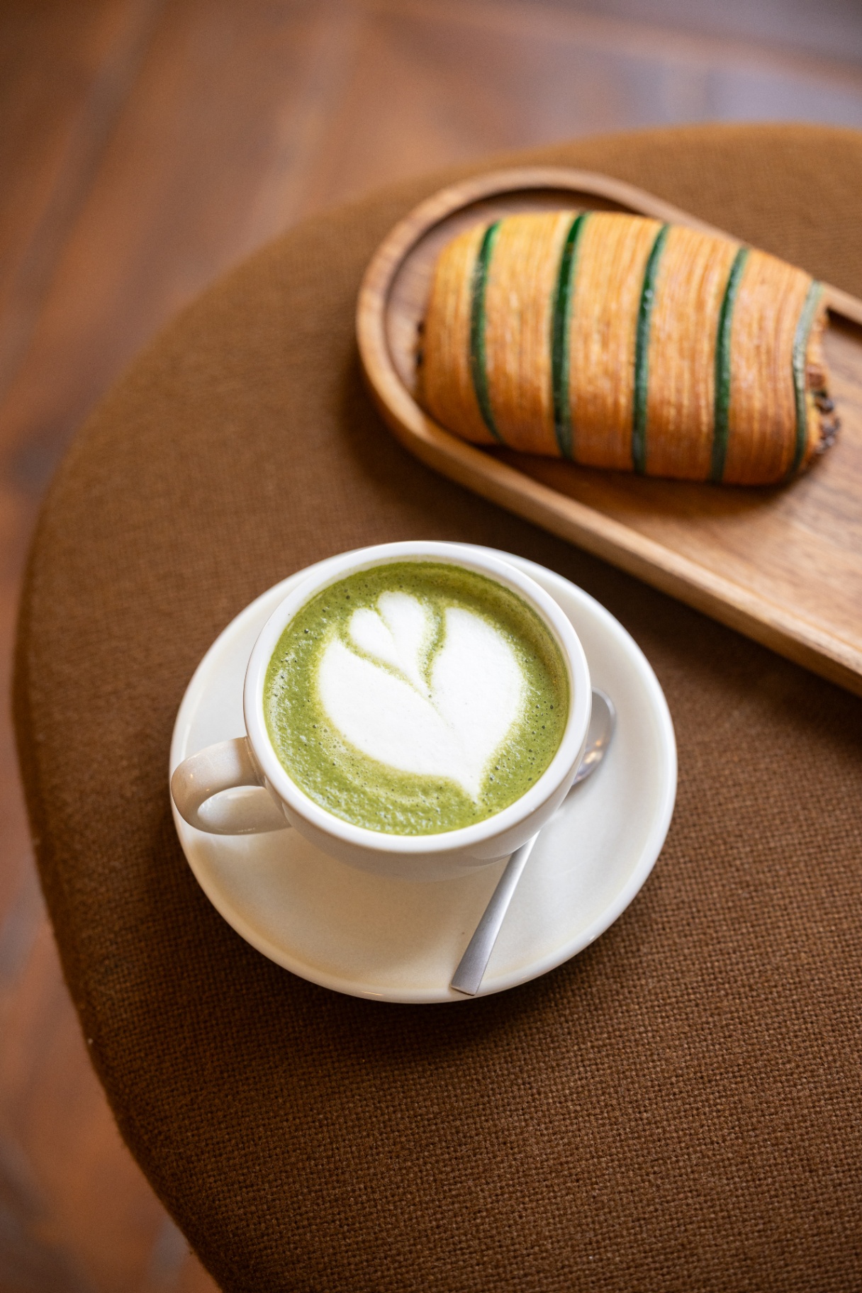 Matcha latte accompagné d'un pain à la pistache