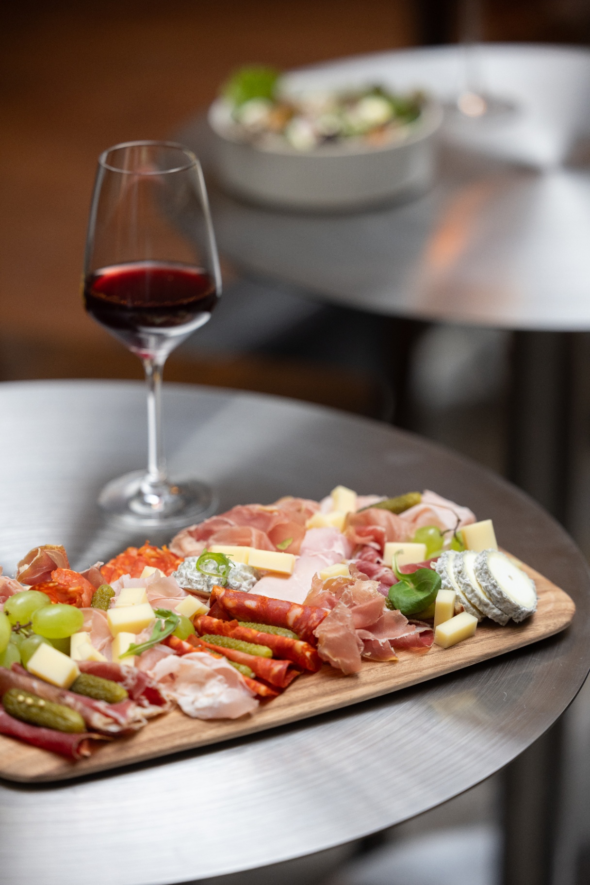 Planche de charcuterie et fromages affinés à partager