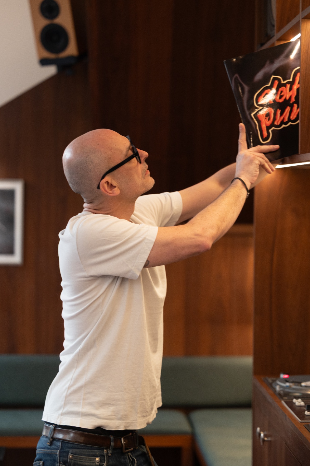 Mains qui fouillent un bac de vinyles